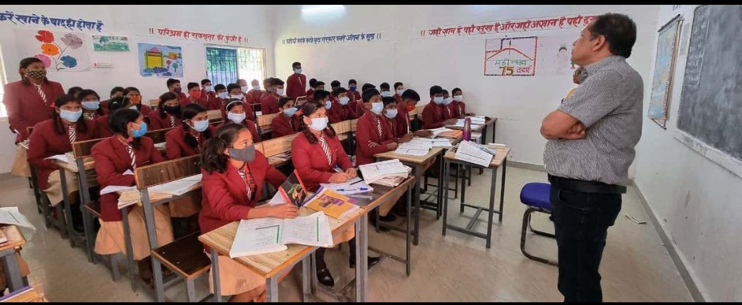 कलेक्टर ने एकलव्य आवासीय विद्यालय का किया निरीक्षण