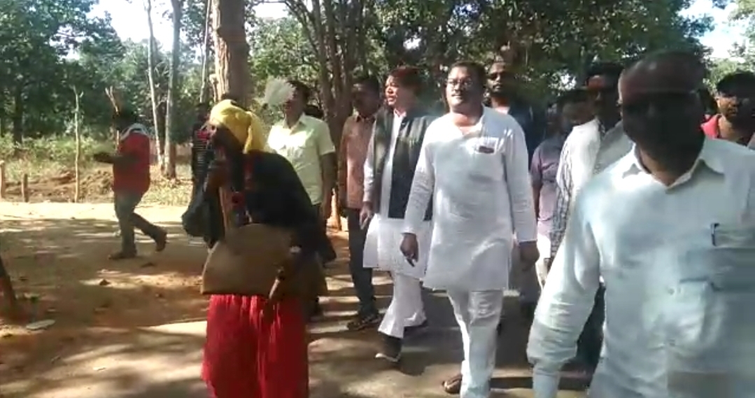 नारायणपुर विधायक चंदन कश्यप ने सालेमेटा और चांदगांव में नवीन धान खरीदी केंद्र का किया शुभारंभ