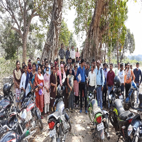 विद्या मितान अतिथि शिक्षक के बर्खास्ती के आदेश बाद कहा नौकरी नहीं तो जिंदगी नहीं परिवार के साथ करूँगा आत्मदाह