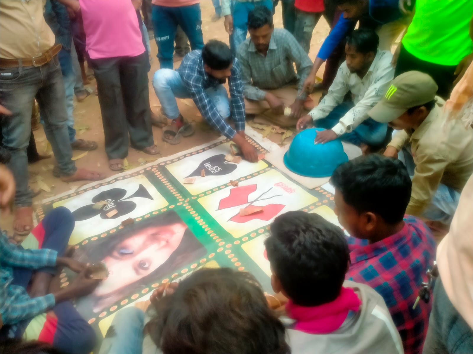 खुले में चल रहा खुड़खुड़ी जुआ, लुटे जा रहे आदिवासी नहीं पड़ रही पुलिस की नजर