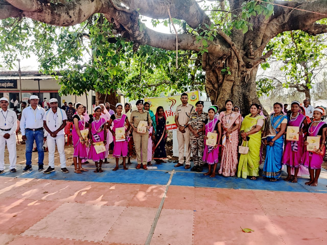 महिलाओं की सुरक्षा के लिए सुरु की गई अभिव्यक्ति अप्प ग्रामीण क्षेत्रों में जाकर दे रहे जानकारी