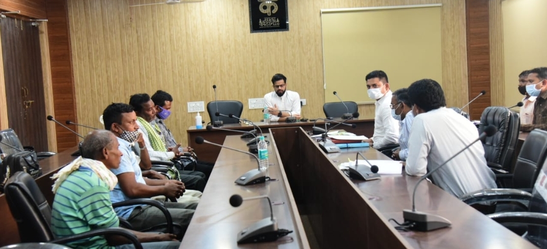 बम्हनी व्यपवर्तन योजना से प्रभावित कृषकों से चर्चा, प्रभावितों को योजना का लाभ समझाकर, मुआवजे की पुनः गणना के कलेक्टर ने दिये निर्देश