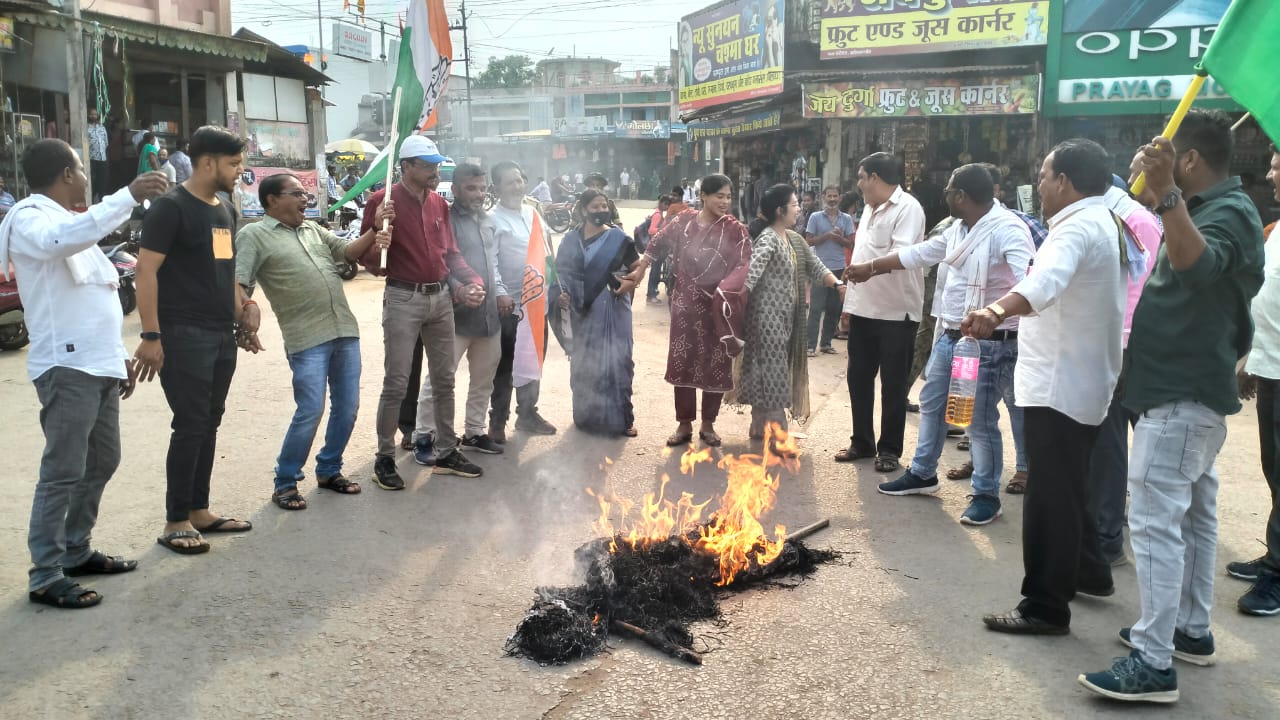 कांग्रेसियों ने केंद्रीय मंत्री पटेल का फूंका पुतला, जबकर की नारेबाजी