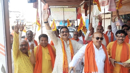 रामकथा श्रवण हेतु  नगर में कुमकुम चावल के साथ   दिया आमंत्रण पत्र