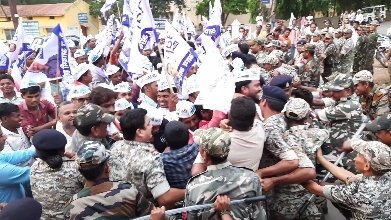 भष्ट्राचार को रोकने मिट्टी के घड़े में दिया ज्ञापन, आम आदमी पार्टी ने