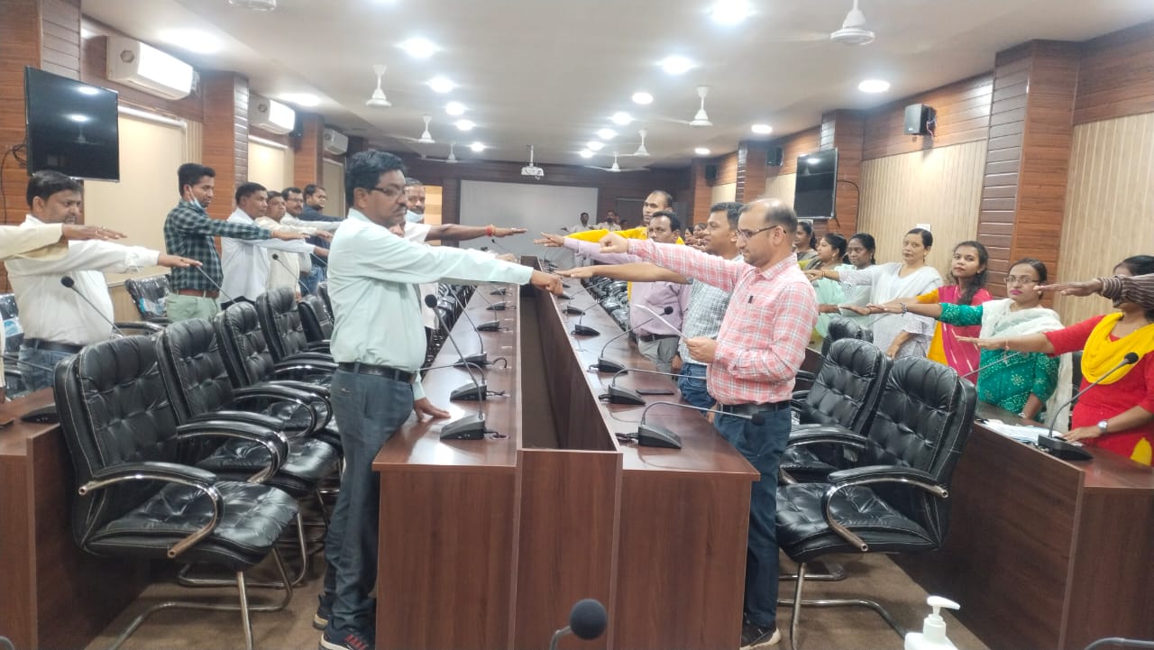 कलेक्ट्रेट में अधिकारियों ने दी झीरम घाटी के शहीदों को श्रद्धांजलि