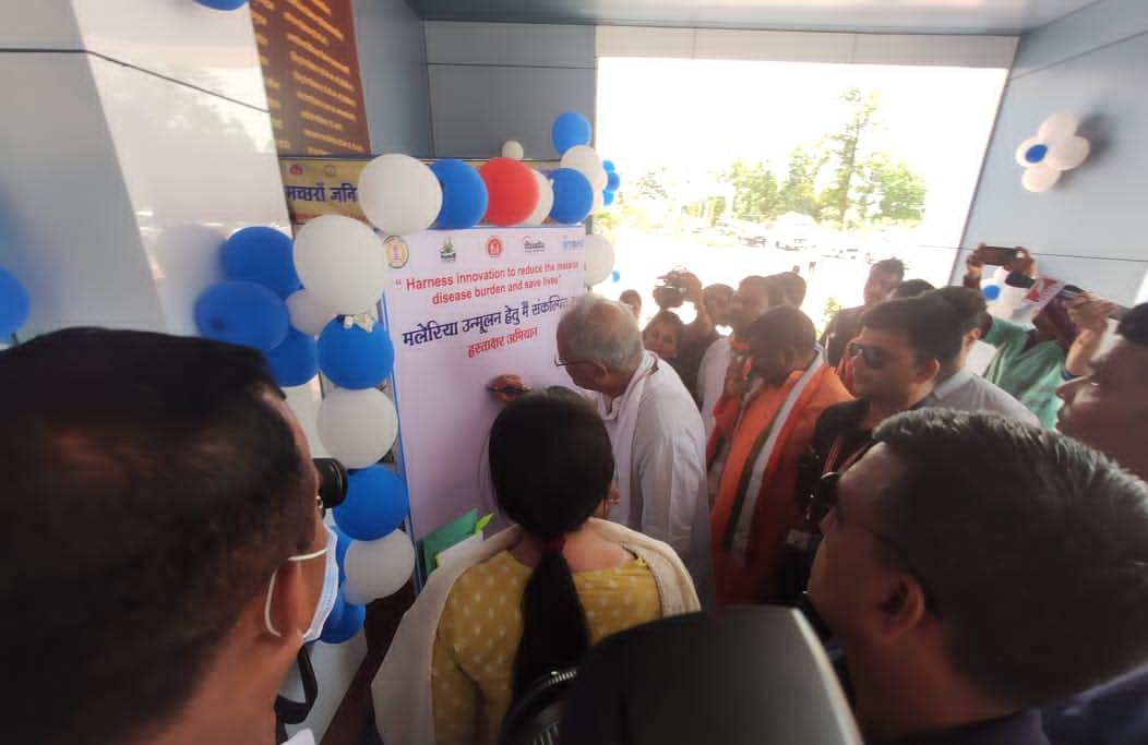मुख्यमंत्री ने मलेरिया उन्मूलन के लिए लिखा ‘‘मैं संकल्पित हूं‘‘ जिला अस्पताल में चले हस्ताक्षर अभियान में मुख्यमंत्री संग मंत्री, सांसद एवं विधायक हुए शामिल