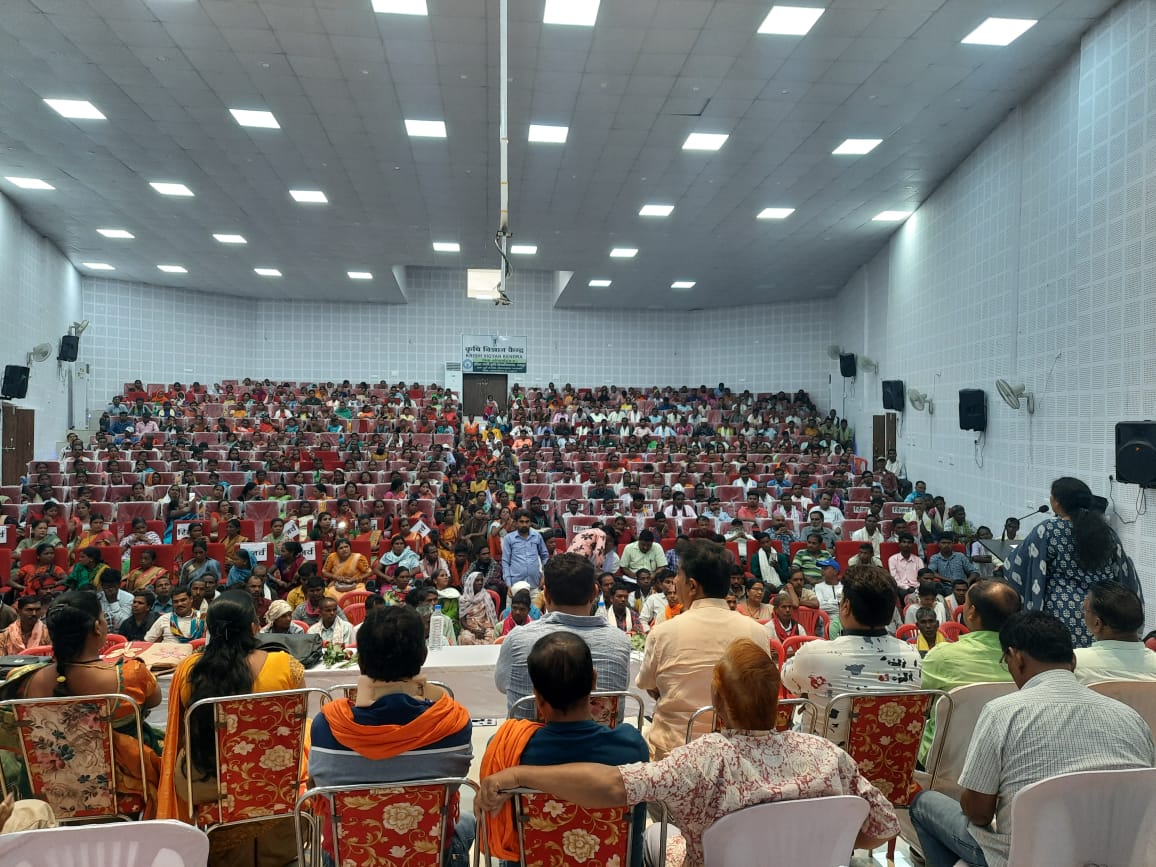 प्रधानमंत्री के वर्चुअल कार्यक्रम मे उमड़ी किसानों की भीड़ गरीब कल्याण सम्मेलन का आडिटोरियम कोंडागॉव में आयोजन