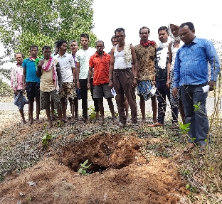 ग्रामीणों का आरोप पुलिस  स्वयं लगाती हैं आईईडी बम फिर करती हैं बरामद