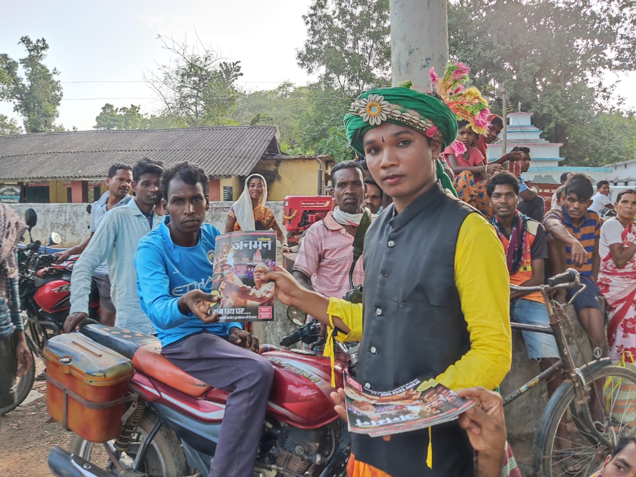 शासकीय योजनाओं की ग्रामीणों को  दे रहे जानकारी कला जत्था के माध्यम से