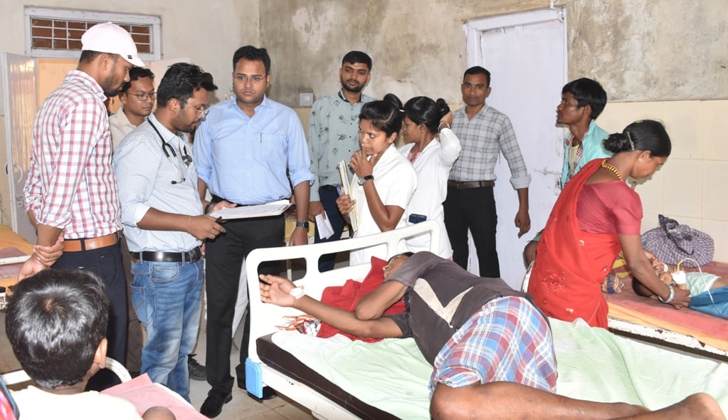 कलेक्टर ने ओरछा एवं छोटेडोंगर के स्वास्थ्य केन्द्र का किया औचक निरीक्षण