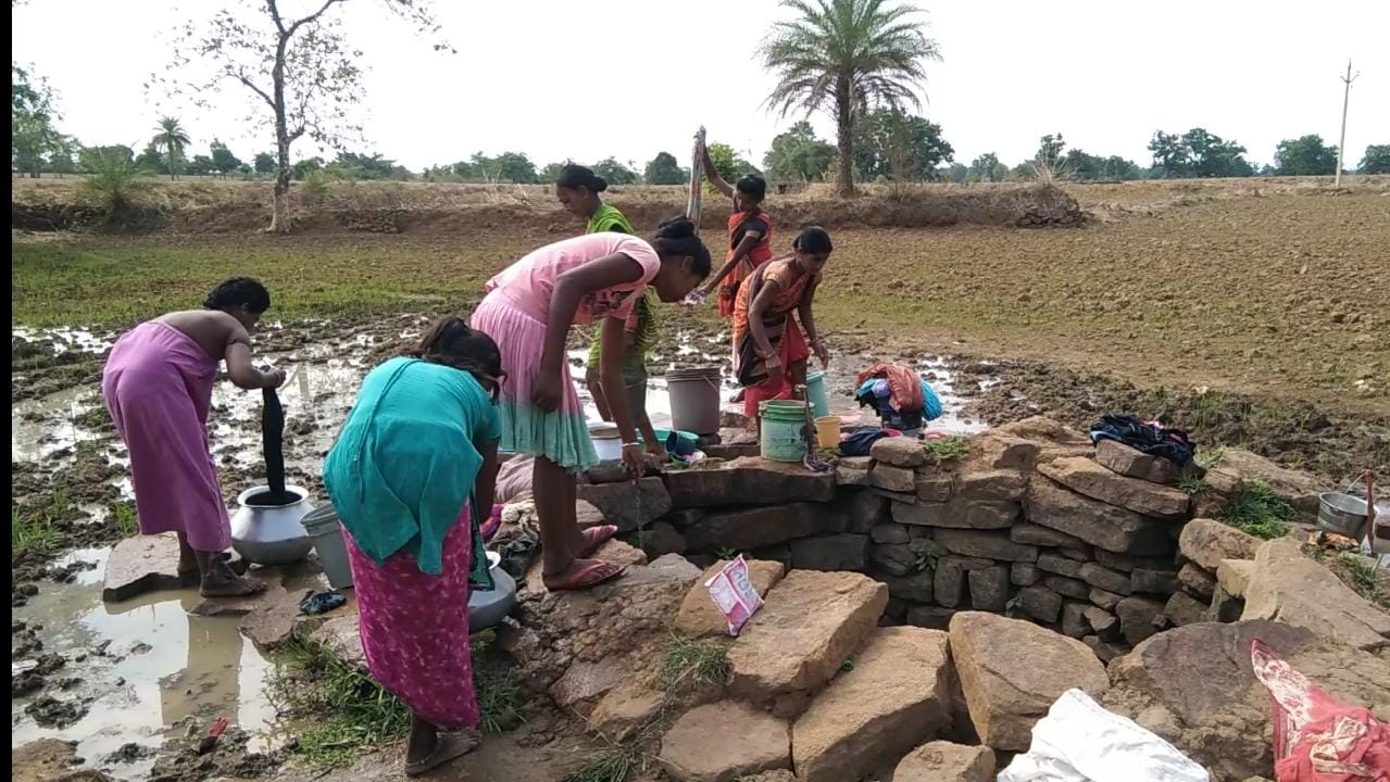 नल से पानी कम, कुँए के भरोसे 25 परिवार के लोग