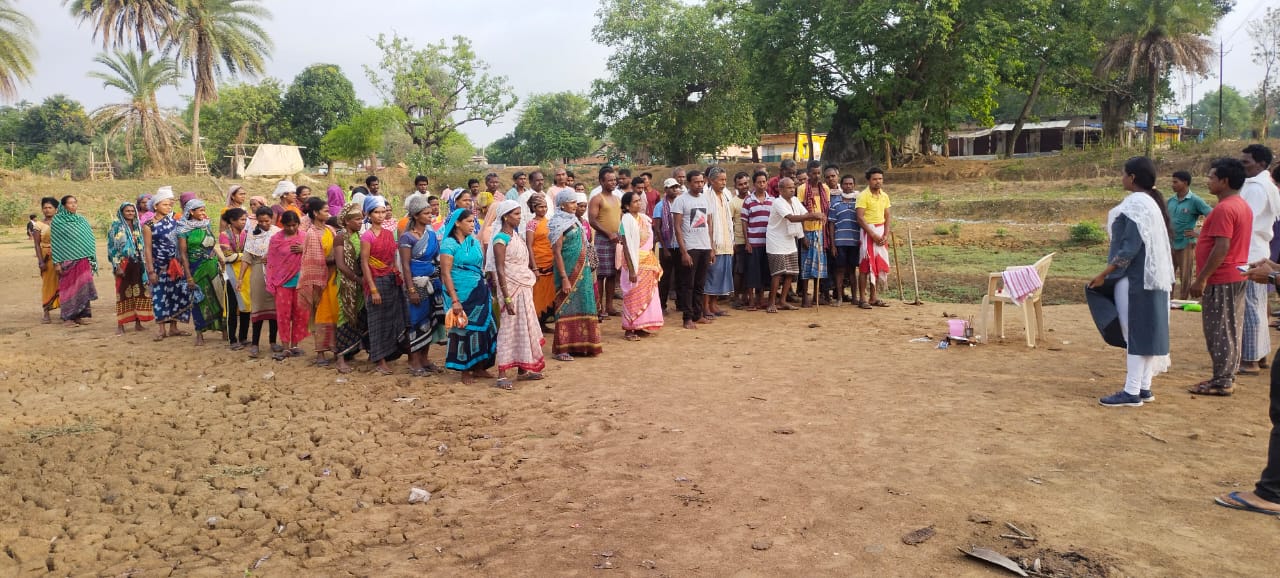 मनरेगा योजना से बन रहे अमृत सरोवर में ग्रामीणों ने किया शहीद जय कुमार नेताम को याद