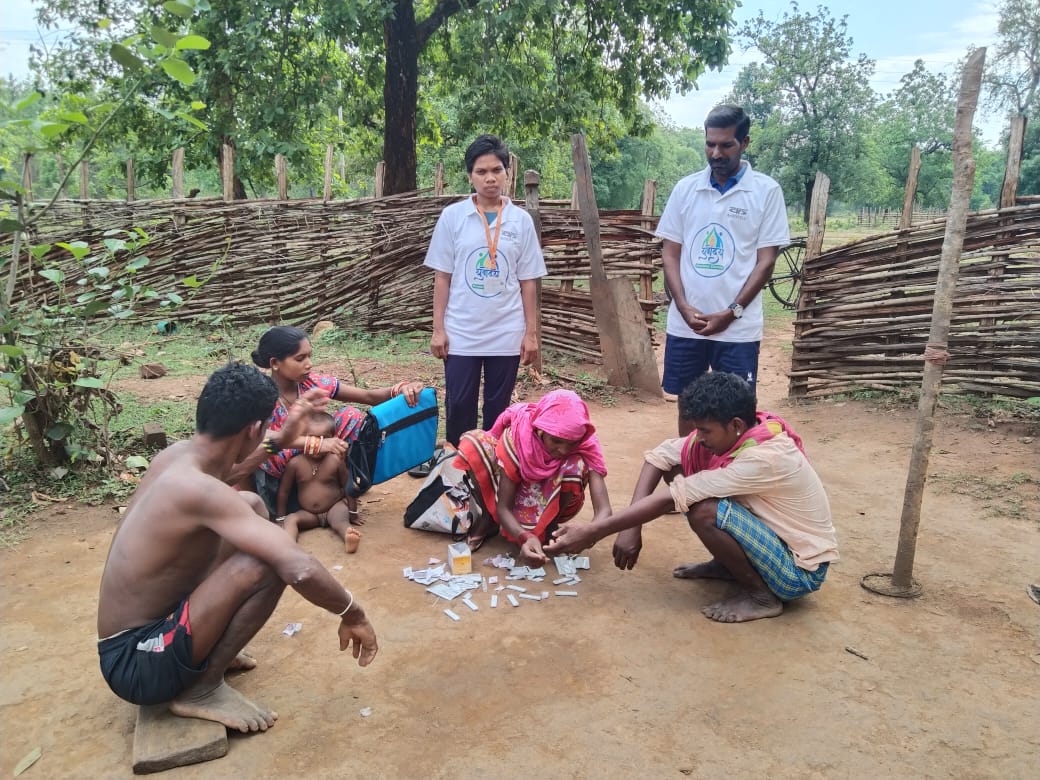अतिसंवेदनशील बेचा में स्वास्थ्य विभाग के साथ मिल युवोदय कोंडानार स्वयंसेवक कर रहे मलेरिया के प्रति जागरूक