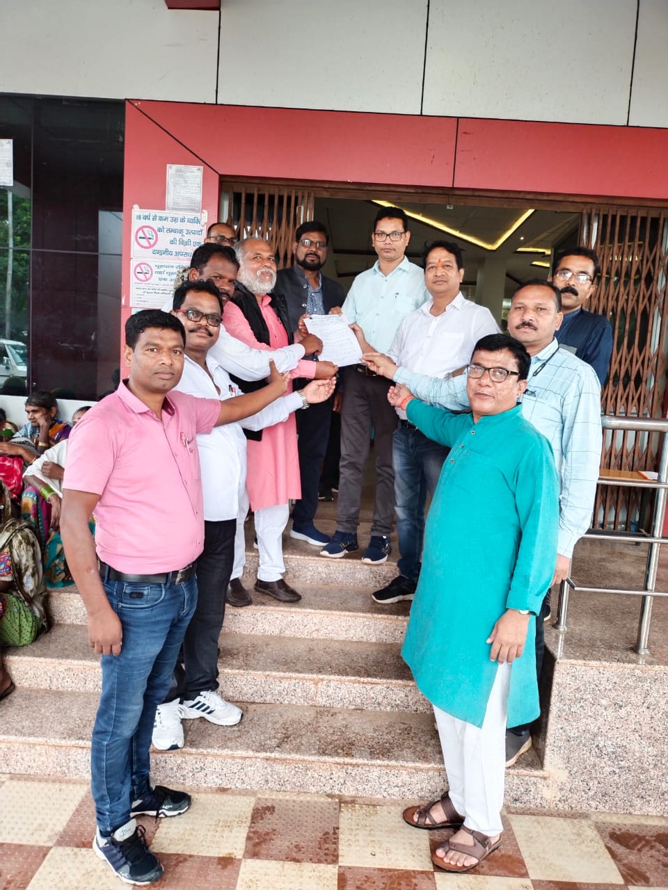 सरकारी काम काज बंद, सरकारी कर्मचारियों ने अपनी दो सूत्रीय मांग को लेकर किया प्रदर्शन