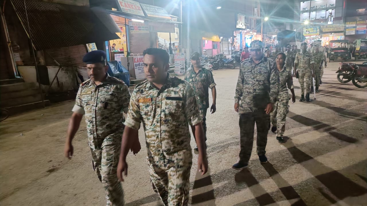 असामाजिक तत्वों एवं अपराधियों पर निगाह रखने अब प्रतिदिन होगी रात्रि में पैदल पेट्रोलिंग।