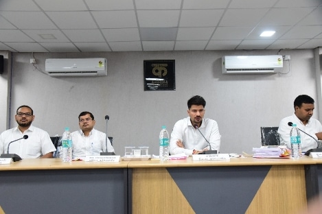 नव पदस्थ कलेक्टर  दीपक सोनी ने ली समय-सीमा की पहली  बैठक, बैठक में कहा  टीम भावना के साथ जिले के विकास को बढ़ावा दें