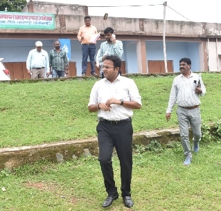 कलेक्टर ने ओरछा में चल रहे विभिन्न विकास कार्यों का लिया जायजा, धीमी गति पर जतायी नाराजगी