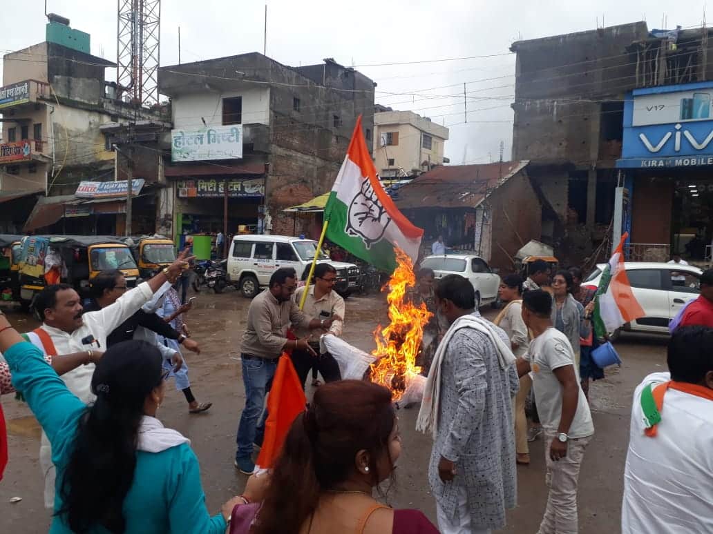 कांग्रेसियों ने फूंका कुरुद विधायक का पुतला