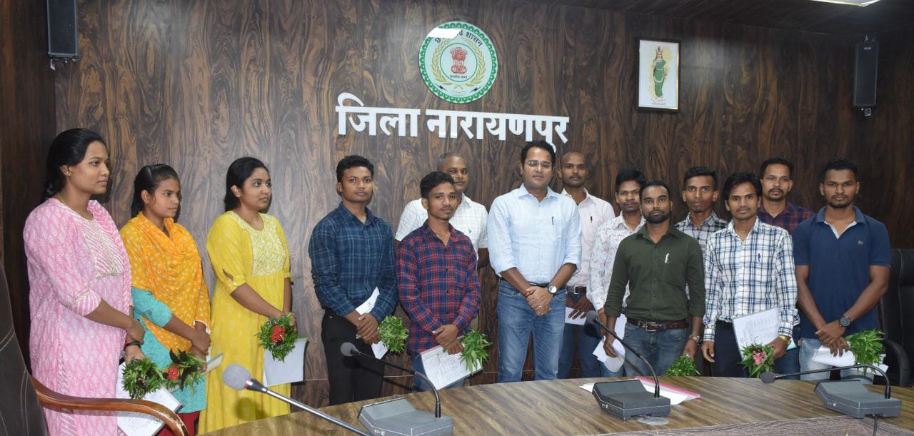 कलेक्टर ने विशेष पिछड़ी अबुझमाड़िया जनजाति के 7 युवाओं को दिया नियुक्ति पत्र