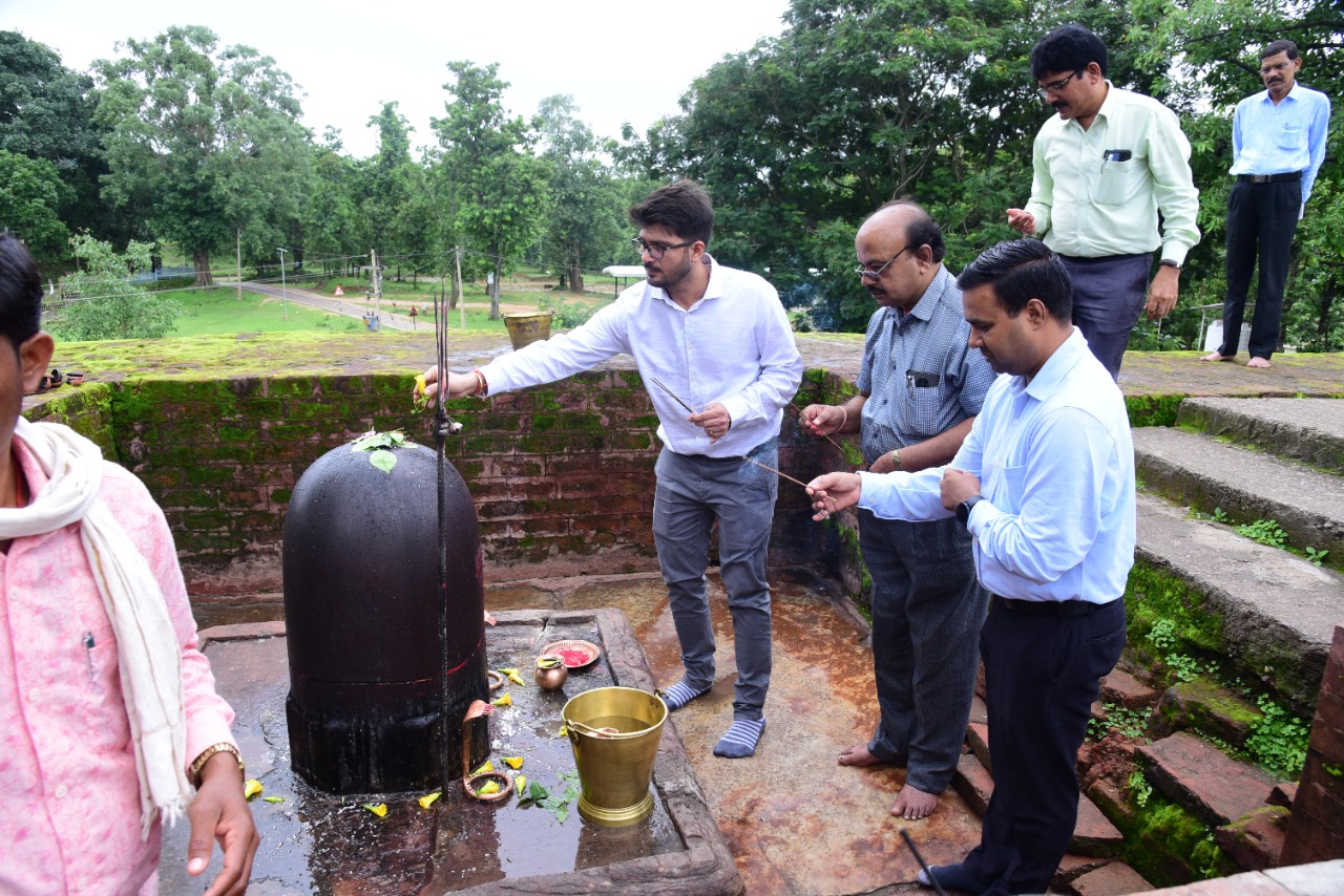 कलेक्टर ने बटराली से गोबराहीन ग्रामीण सड़क का लिया जायजा