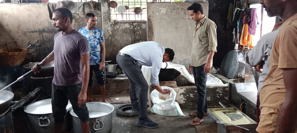 खाद्य सुरक्षा टीम की कार्रवाई 155 सैम्पलों की जांच 13 अवमानक, 3 मिथ्या छाप व 2 असुरक्षित पाये