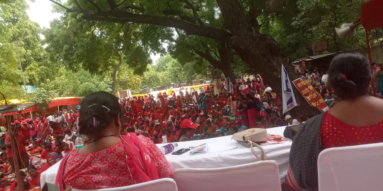 आंगनबाड़ी अधिकार महापड़ाव में हजारों की हिस्सेदारी, सुप्रीम कोर्ट के फैसले को लागू करने की मांग