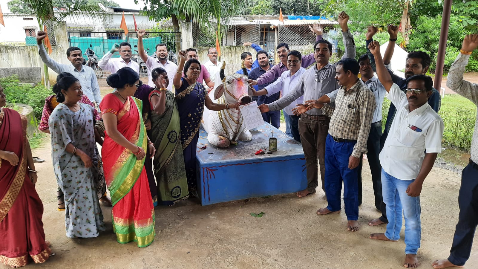 आंदोलनकर्मी ने नंदी बैला को दिया ज्ञापन, तो कहि पौधा लगाकर की फरियाद