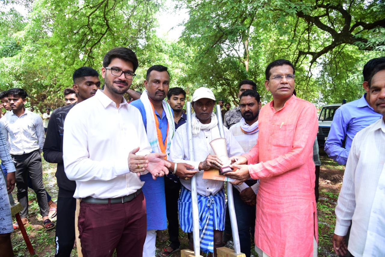 विधायक  मरकाम ने हरेली तिहार के मौके पर बड़ेकनेरा गौठान में गौमूत्र क्रय एवं उत्पाद निर्माण का किया शुभारंभ