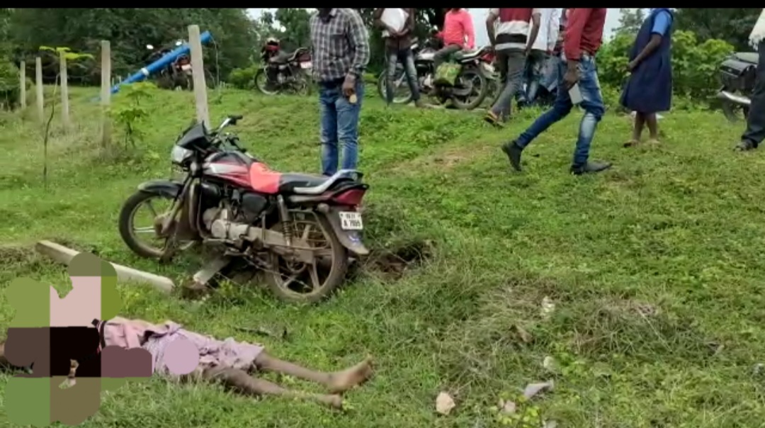 सड़क दुर्घटना में चाचा की मौत भतीजा घायल