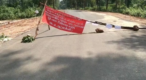 नक्सलियों ने सड़क निर्माण में लगी दो ट्रैक्टरों को किया आग के हवाले, फेके पर्चे
