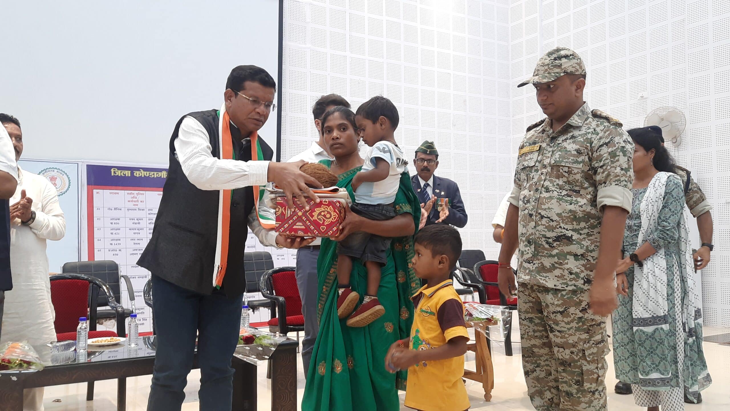 शहीदों के परिवारों को सम्मानित कर पुलिस ने मनाया आजादी का अमृत महोत्सव