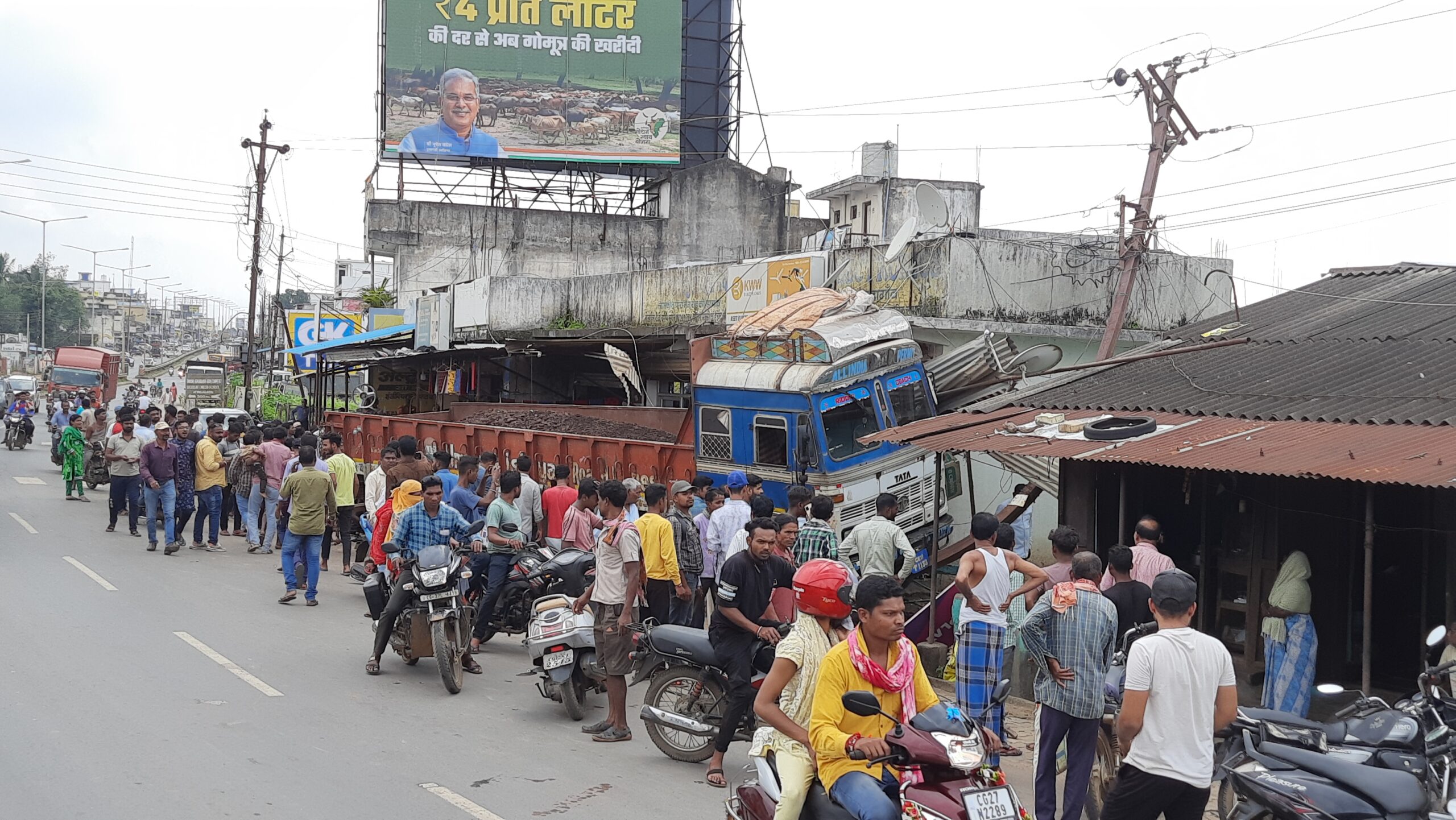 ट्रक घुसी दुकान में एक व्यक्ति हुआ घायल