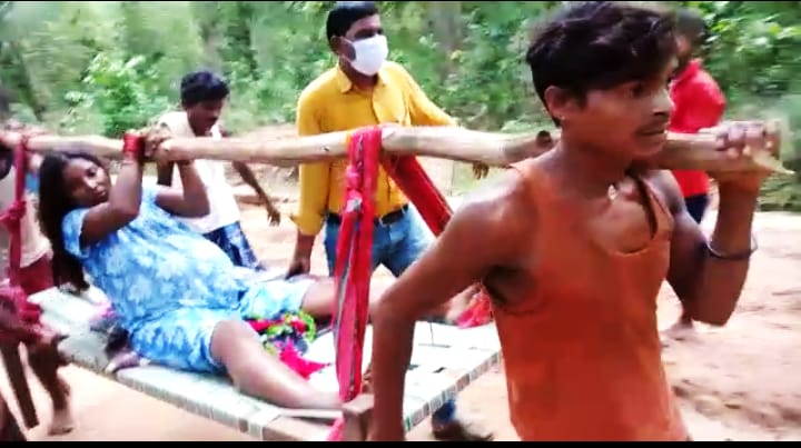 एम्बुलेंस बना डोली गर्भवती महिला को पहुंचाया एम्बुलेंस तक, विकास के दावे होते हैं फेल