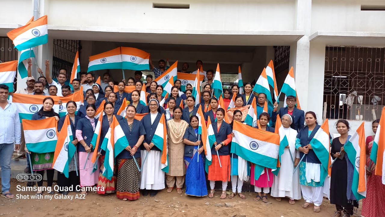 हर घर तिरंगा फहराने भाजपाई पहुंच रहे घर-घर