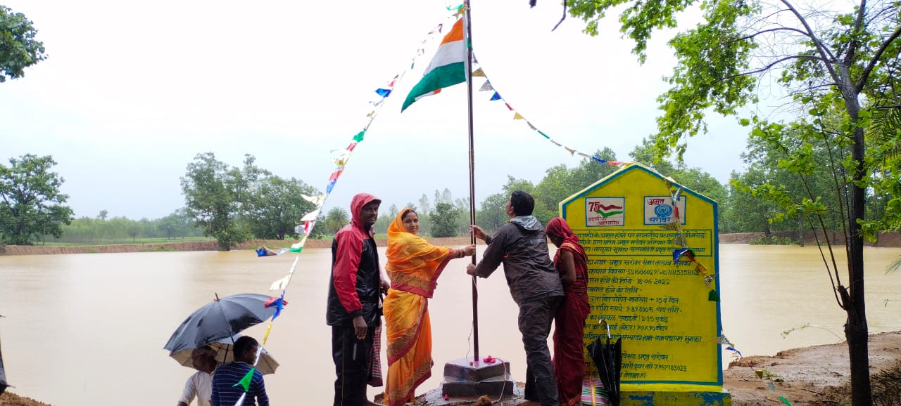 आजादी के 75 वर्ष पुर्ण होने पर अमृत सरोवरों में किया गया ध्वजारोहण