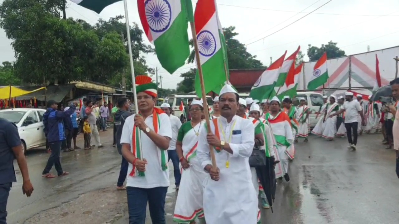 तन-मन भींगा पर दिल में जोश आजादी की 75वीं गौरव पदयात्रा का, PCC अध्यक्ष हाथों में तिरंगा थामे निकले पदयात्रा में