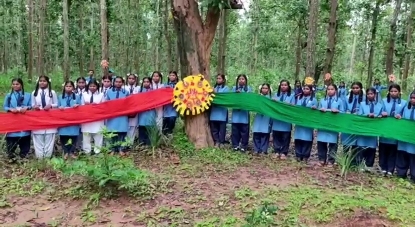 स्कूली बच्चों ने पेड़ो को बांधी राखी, दिया सन्देश पेड़ो को बचाने का