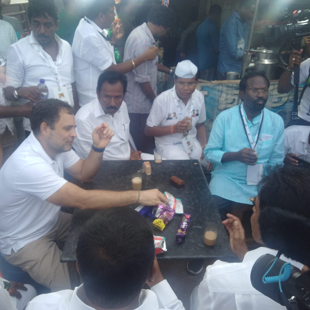ठेले पर चाय की चुस्की लेते राहुल गांधी के साथ मोहन मरकाम