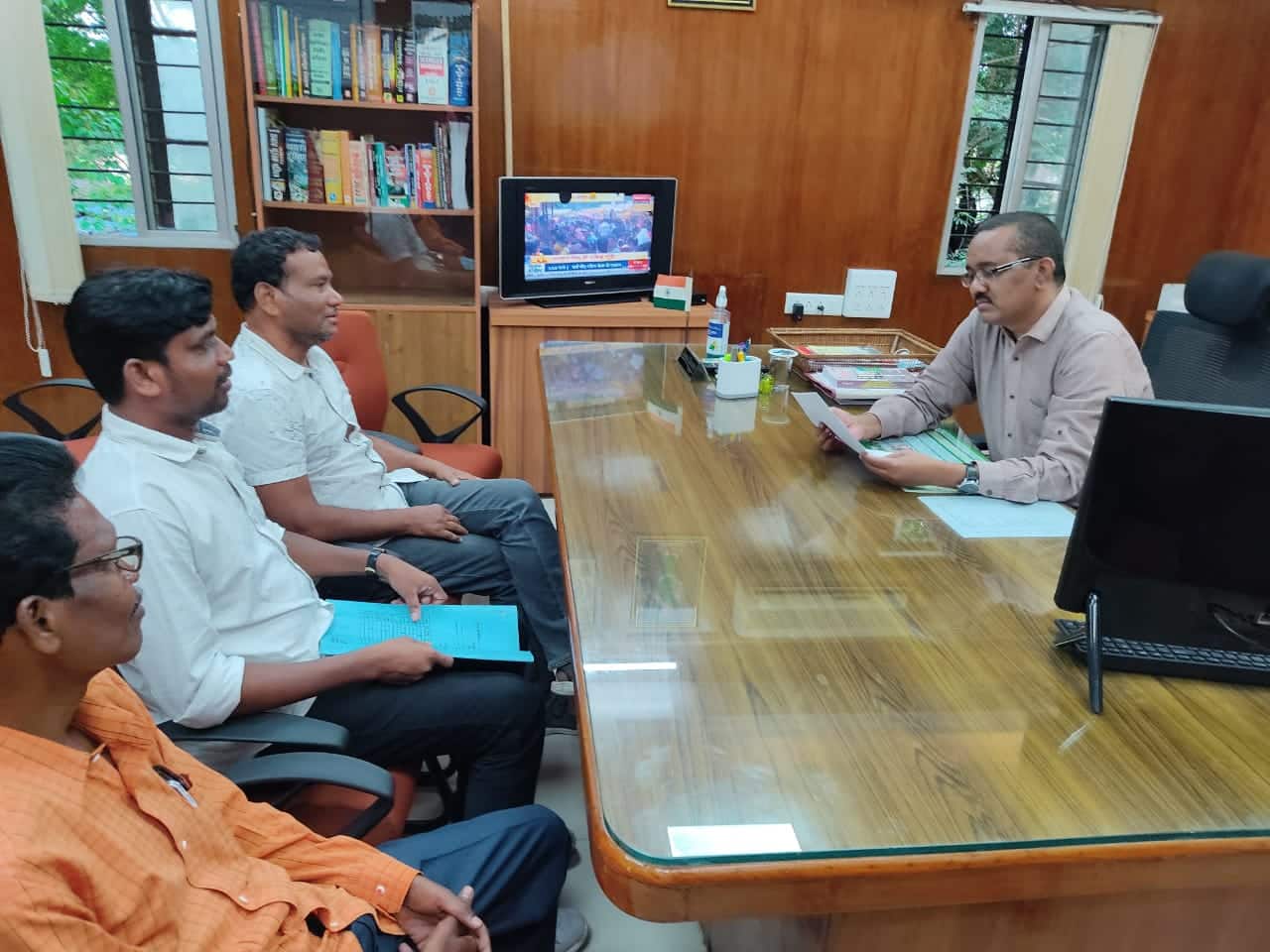 सिलगेर पदयात्रा एवं सुकमा में सभा की अनुमति देने मनीष कुंजाम ने बस्तर कमिश्नर से की मुलाकात