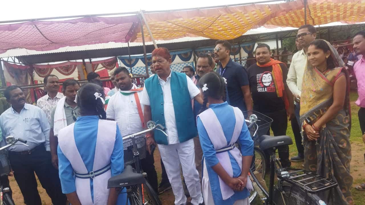 चन्दन के हाथों सरस्वती साइकल वित्तरण, वित्तरण के बाद साइकल हुई वापस...