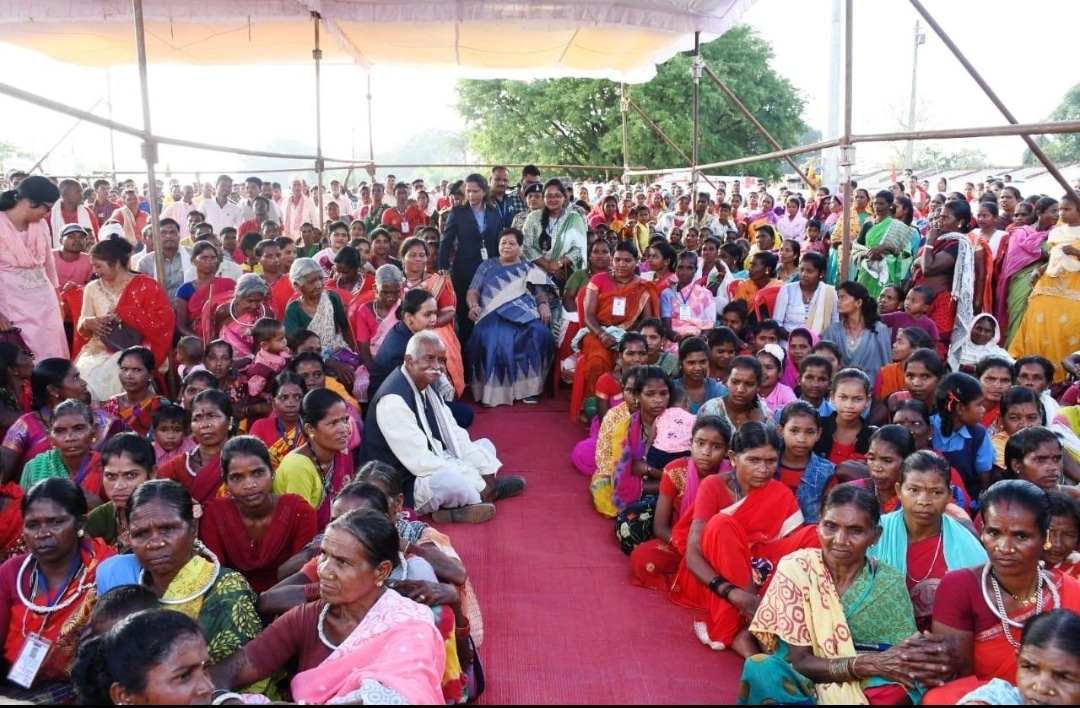 राज्यपाल सुश्री अनुसुईया उईके गोद ग्राम पहुंच महिलाओं से चर्चा, काली मिर्च उत्पादन की तारीफ