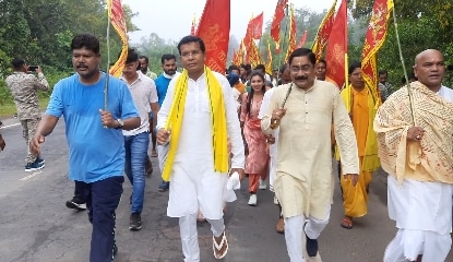 दंतेश्वरी माई के दर्शन पर निकले पदयात्री बनकर पीसीसी अध्यक्ष मोहन