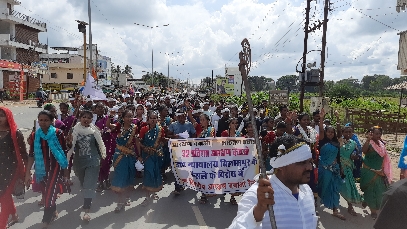 आरक्षण की कटौती को लेकर सर्व आदिवासी समाज का धरना प्रदर्शन, पीसीसी चीफ मोहन मरकाम निवास का किया घेराव