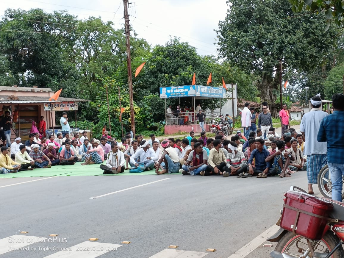 धर्मांतरण परिवार का शव दफनाने के मामले  को लेकर सर्व समाज के द्वारा चक्का जाम