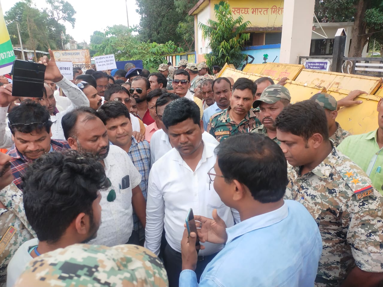 चिटफंड कंपनियों के निवेशकों ने धरना देकर कलेक्टर को मुख्यमंत्री के नाम ज्ञापन सौंपा