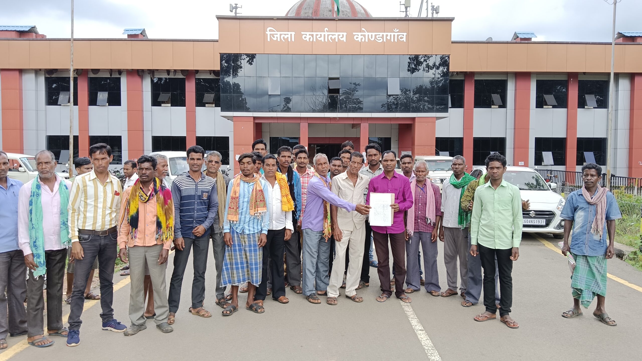कोसारटेंडा मध्यम सिंचाई परियोजना से विस्थापित परिवारों को भूमि प्रदाय करने मांग