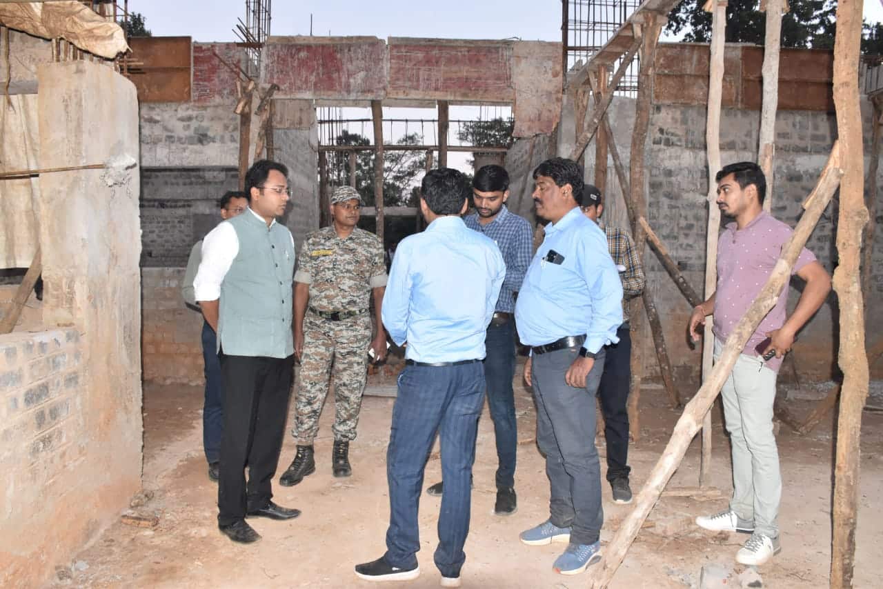 कलेक्टर ने ओरछा मुख्यालय में चल रहे विभिन्न निर्माण कार्यों का लिया जायजा, कार्य की धीमी गति पर जतायी नाराजगी ठेकेदार को नोटिस जारी करने के दिये निर्देश