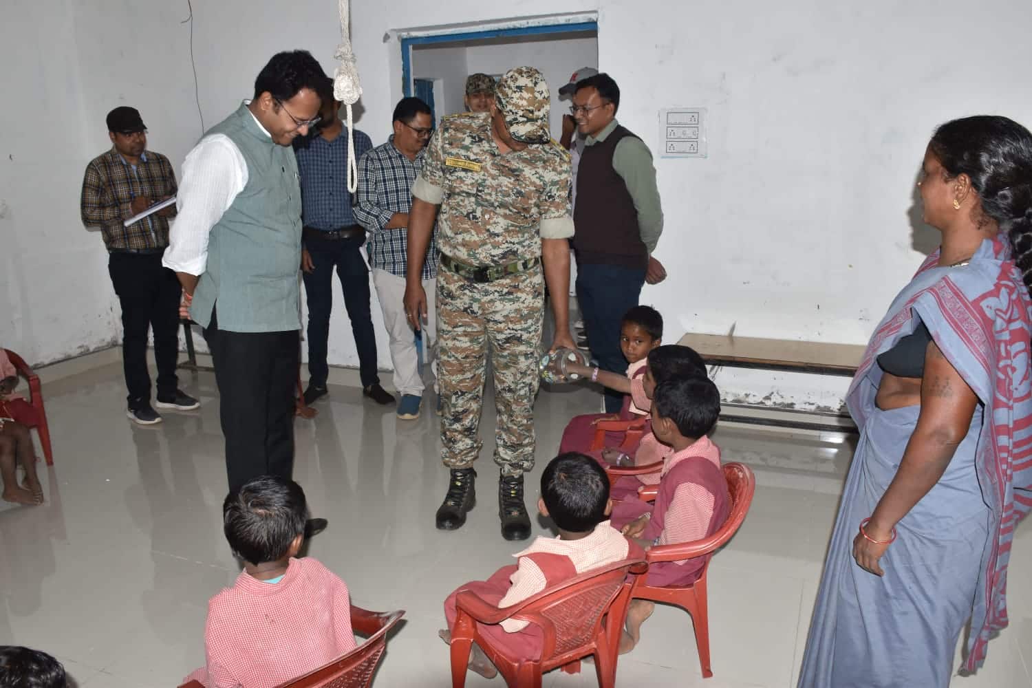 कलेक्टर ने आंगनबाड़ी और प्राथमिक स्कूल का किया निरीक्षण