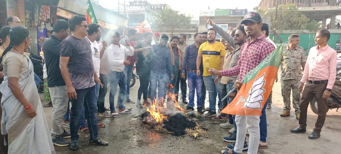भाजपा युवा मोर्चा ने मुख्य मंत्री भूपेश बघेल एवं पीसीसी चीफ मोहन मरकाम का किया पुतला दहन
